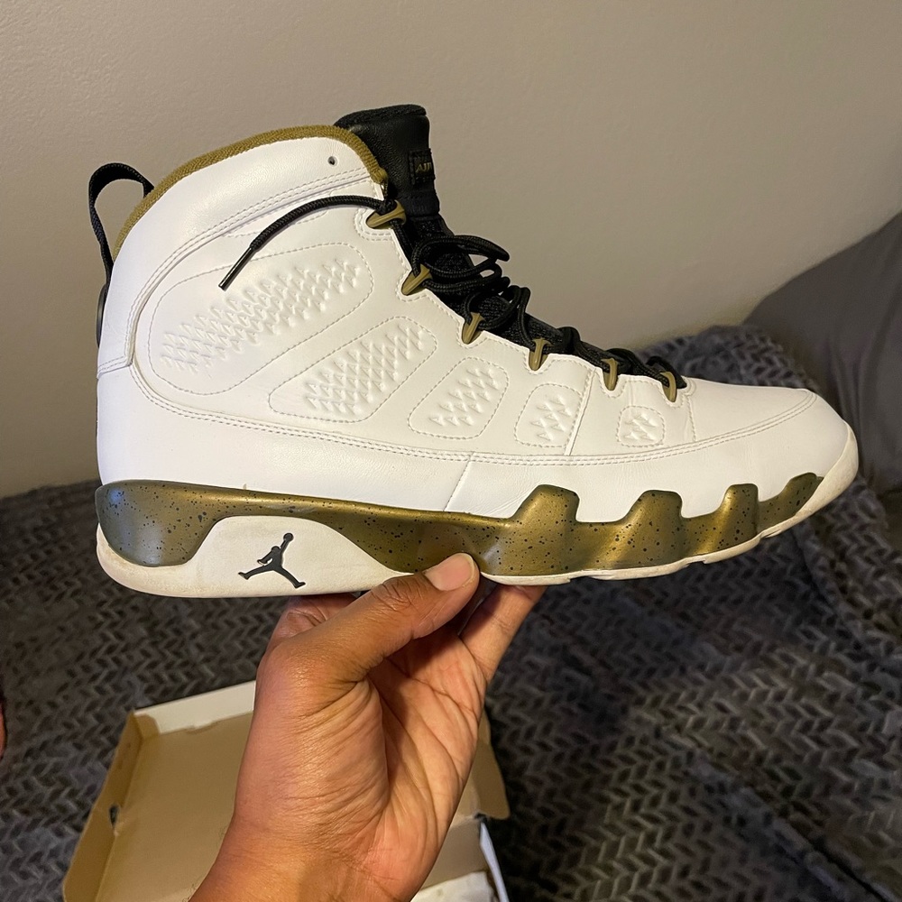 Mens size 15 AIR JORDAN 9 STATUE, COLOR WHITE AND OLIVE GREEN